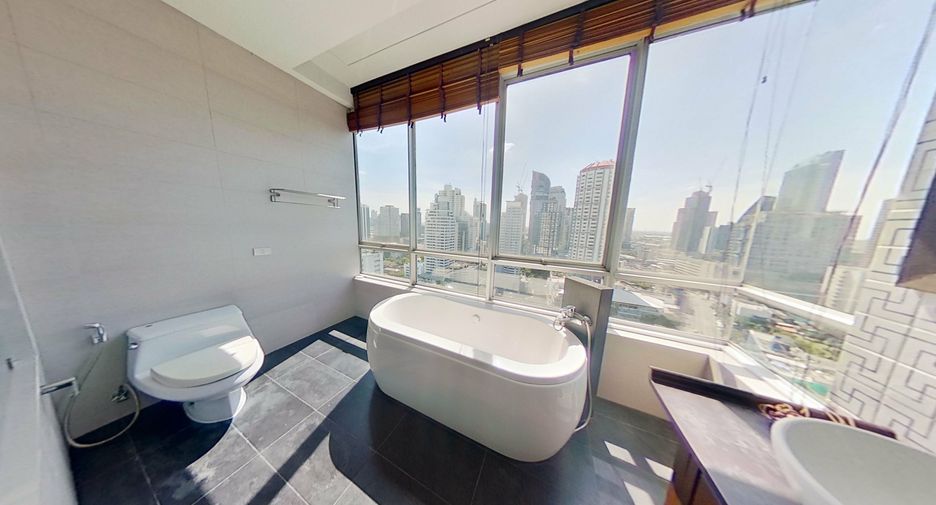 For rent 4 bedrooms condo in Watthana, Bangkok