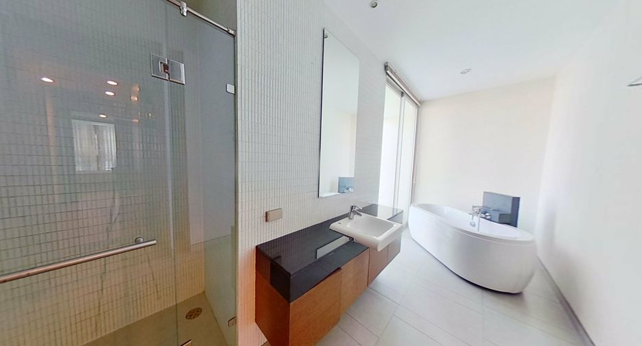 For rent 4 bedrooms condo in Watthana, Bangkok