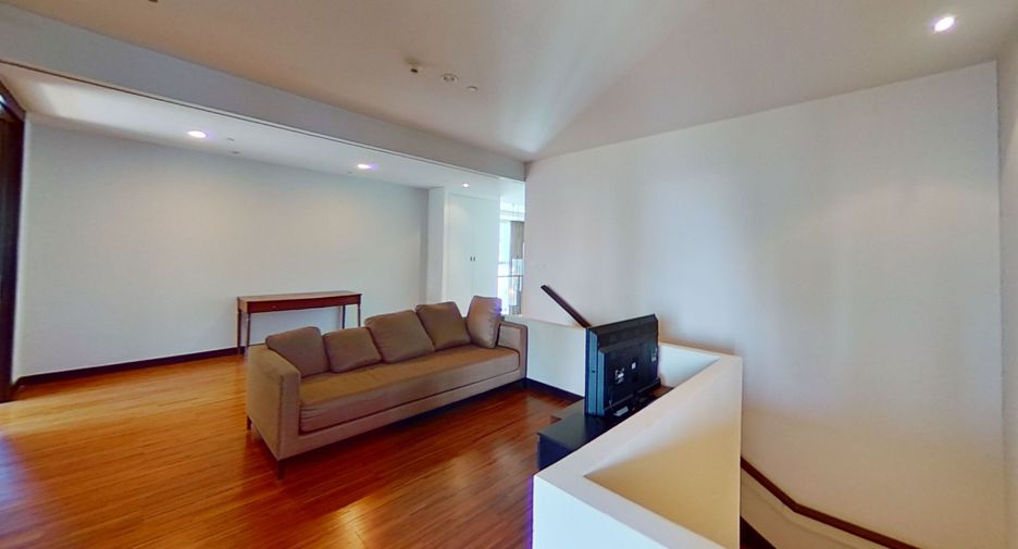 For rent 4 bedrooms condo in Watthana, Bangkok