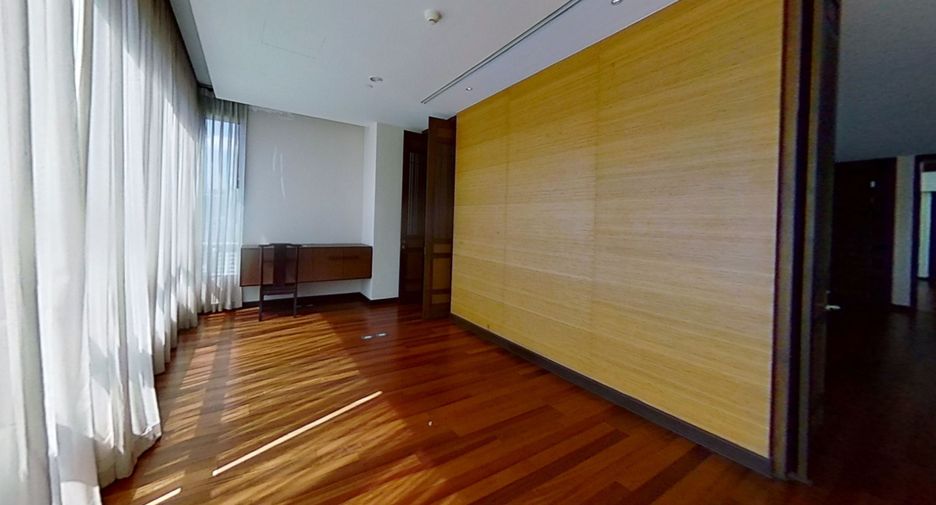For rent 4 bedrooms condo in Watthana, Bangkok