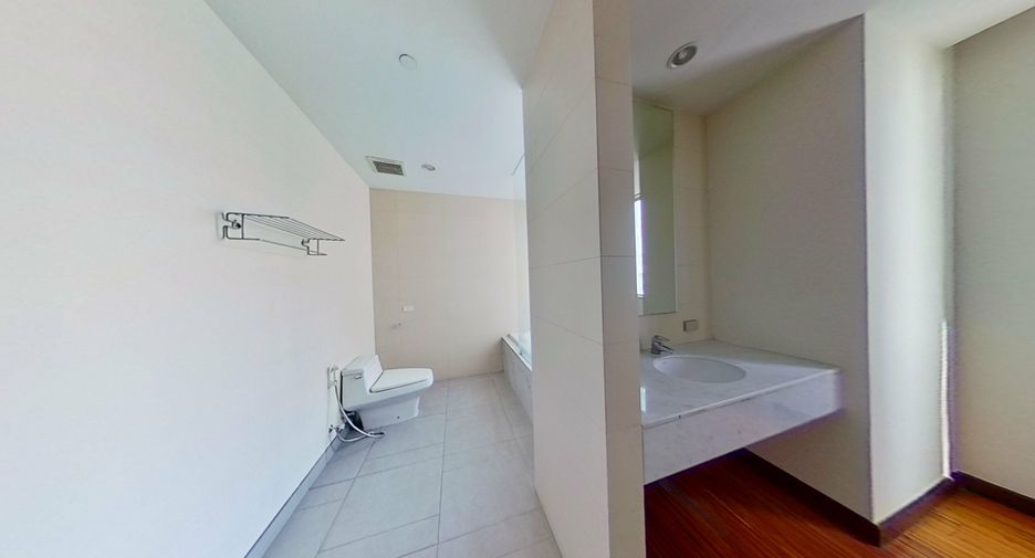 For rent 4 bedrooms condo in Watthana, Bangkok