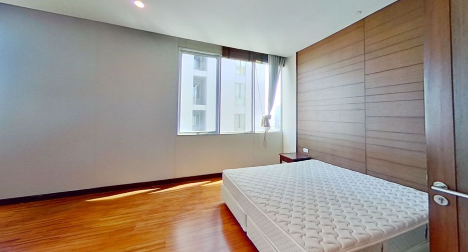 For rent 4 bedrooms condo in Watthana, Bangkok