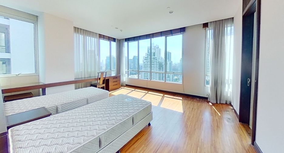 For rent 4 bedrooms condo in Watthana, Bangkok