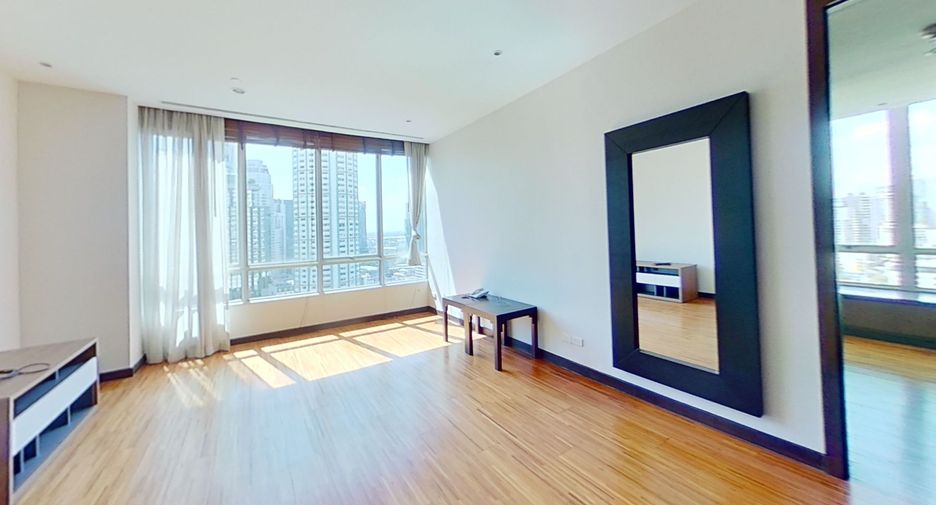 For rent 4 bedrooms condo in Watthana, Bangkok