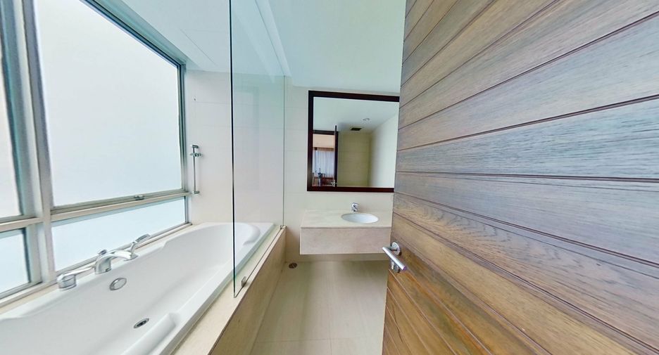 For rent 4 bedrooms condo in Watthana, Bangkok