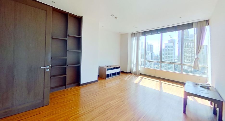 For rent 4 bedrooms condo in Watthana, Bangkok
