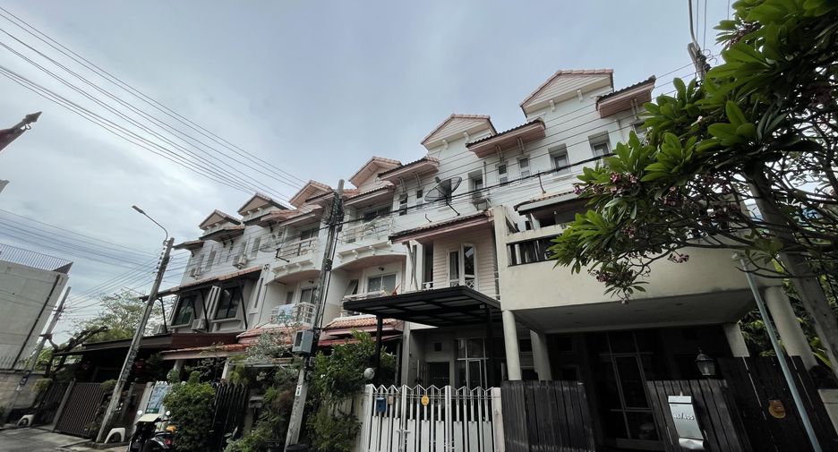 For sale 3 bedrooms townhouse in Don Mueang, Bangkok