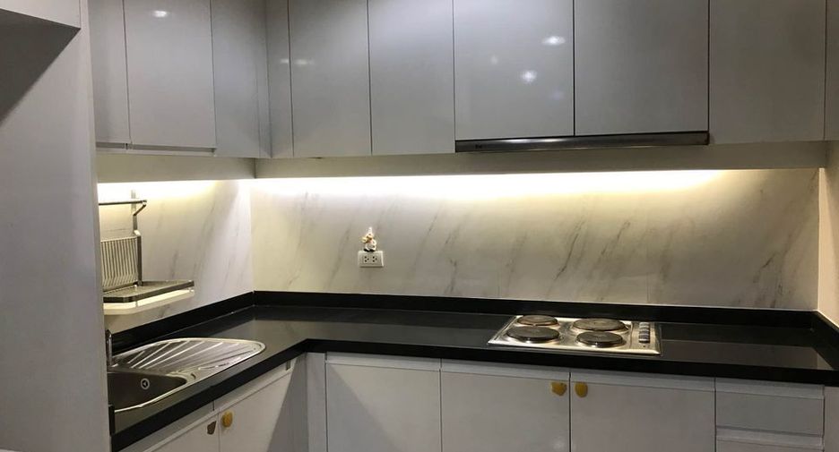Condo en alquiler de 2 habitaciones en Huai Khwang, Bangkok
