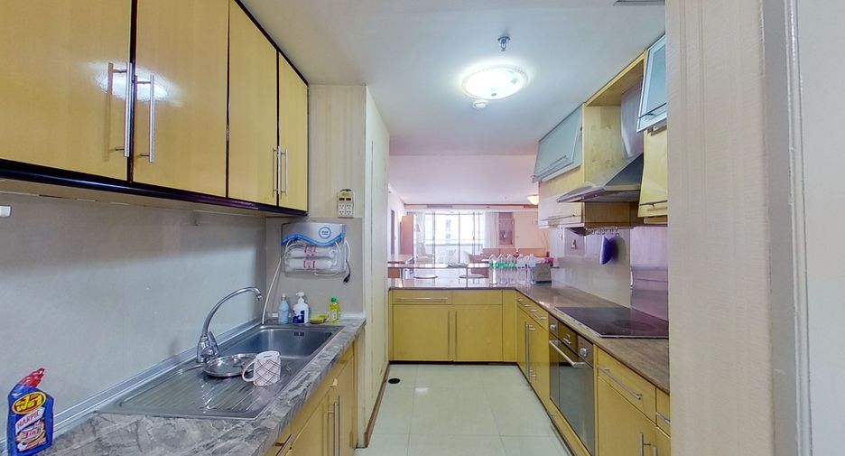 For rent 2 bedrooms condo in Khlong Toei, Bangkok