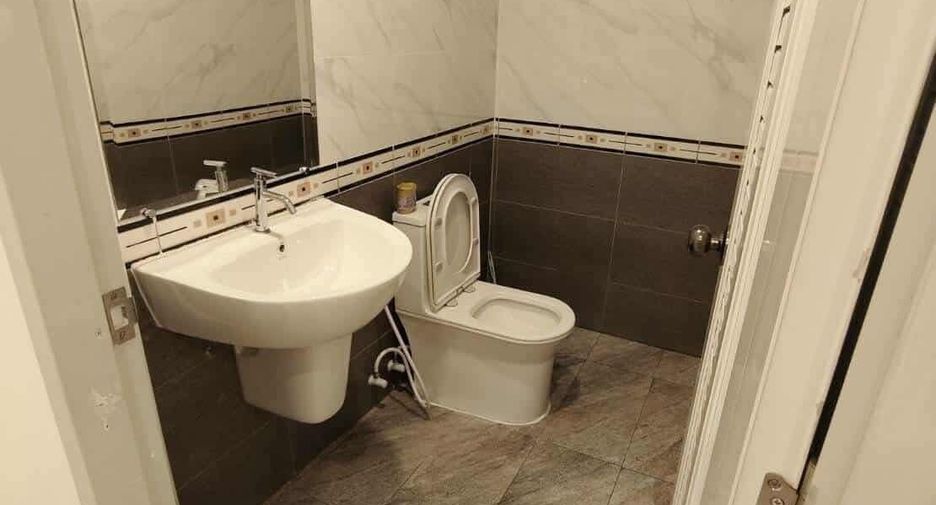 For rent 3 bedrooms townhouse in Bang Lamung, Chonburi