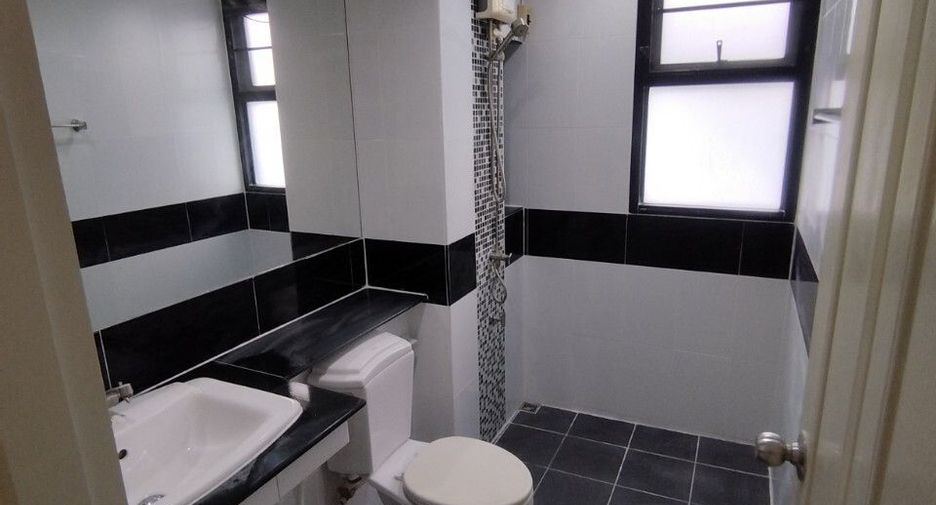For sale 4 bedrooms townhouse in Mueang Samut Prakan, Samut Prakan