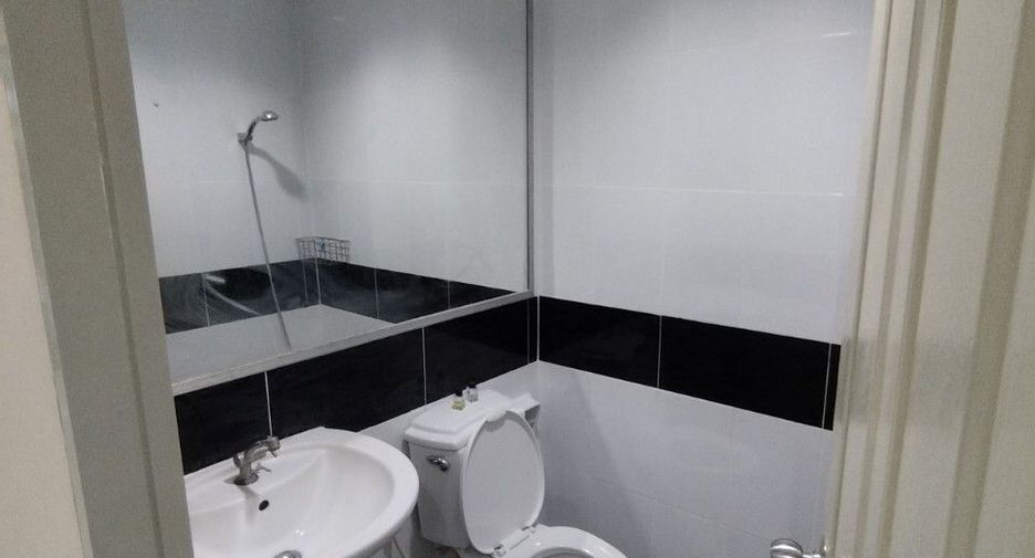 For sale 4 bedrooms townhouse in Mueang Samut Prakan, Samut Prakan