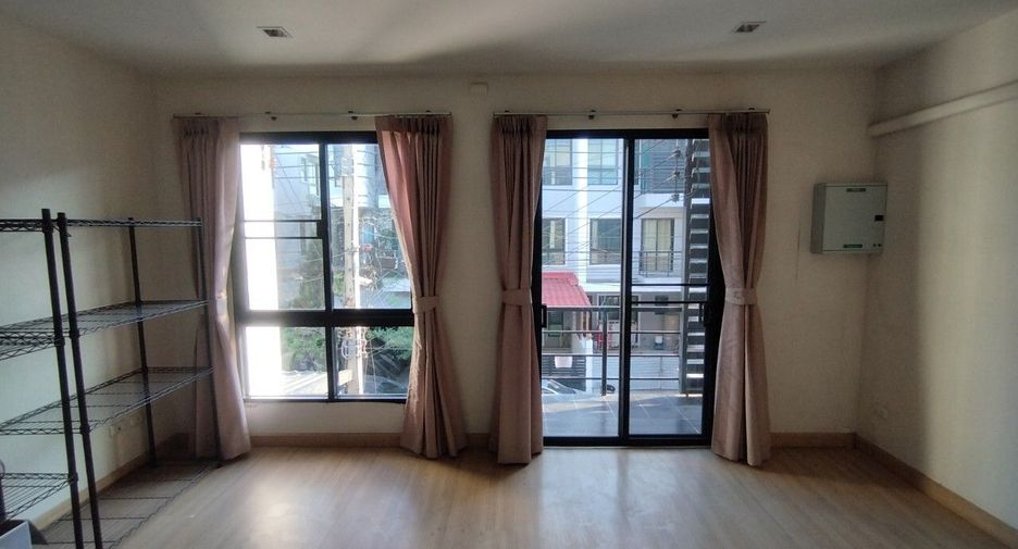 For sale 4 bedrooms townhouse in Mueang Samut Prakan, Samut Prakan
