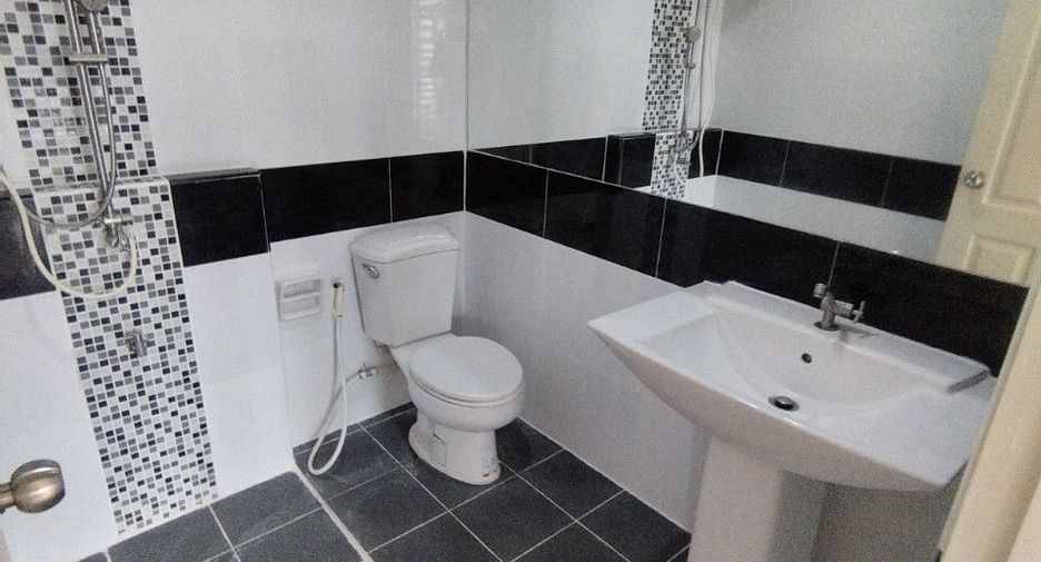 For sale 4 bedrooms townhouse in Mueang Samut Prakan, Samut Prakan