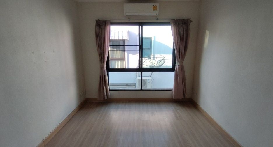 For sale 4 bedrooms townhouse in Mueang Samut Prakan, Samut Prakan