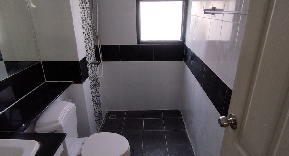 For sale 4 bedrooms townhouse in Mueang Samut Prakan, Samut Prakan