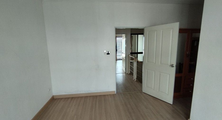 For sale 4 bedrooms townhouse in Mueang Samut Prakan, Samut Prakan