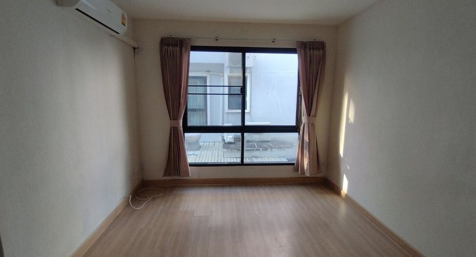 For sale 4 bedrooms townhouse in Mueang Samut Prakan, Samut Prakan