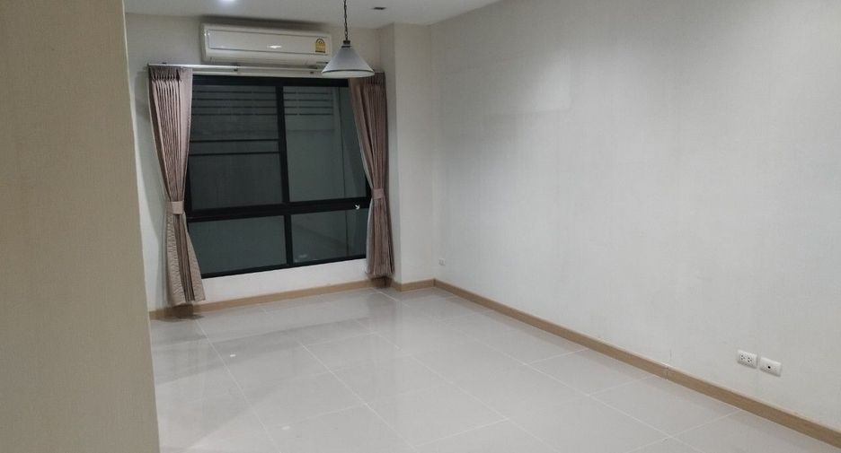 For sale 4 bedrooms townhouse in Mueang Samut Prakan, Samut Prakan