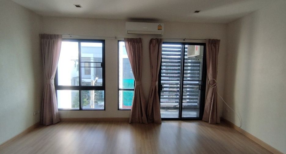 For sale 4 bedrooms townhouse in Mueang Samut Prakan, Samut Prakan