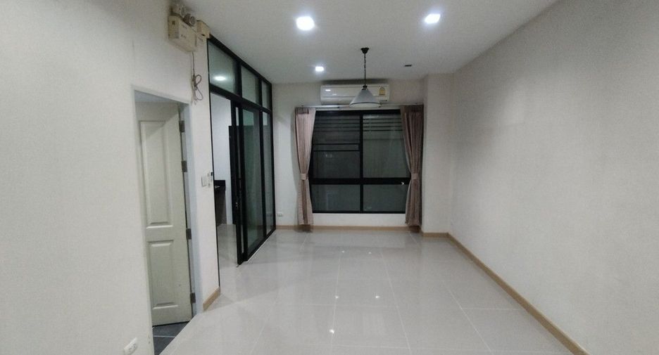 For sale 4 bedrooms townhouse in Mueang Samut Prakan, Samut Prakan