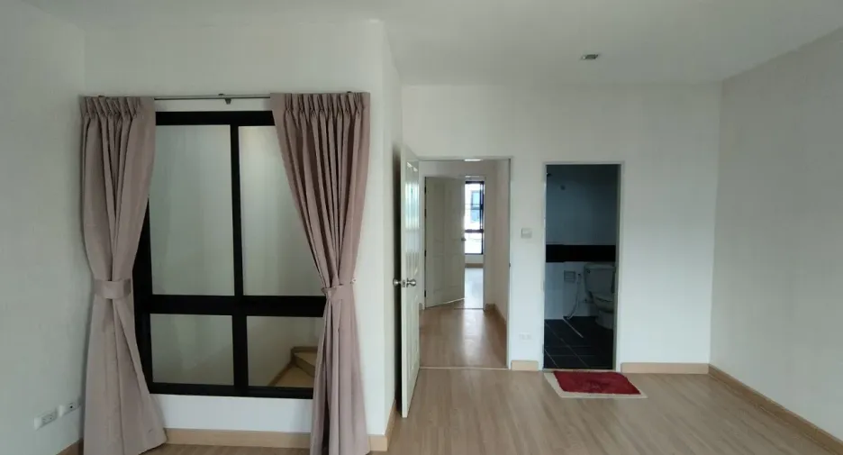 For sale 4 bedrooms townhouse in Mueang Samut Prakan, Samut Prakan
