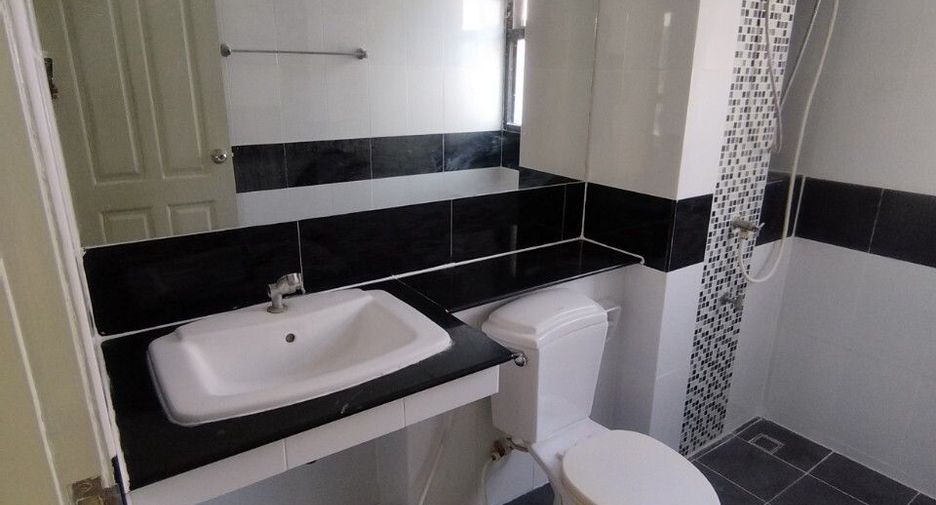 For sale 4 bedrooms townhouse in Mueang Samut Prakan, Samut Prakan