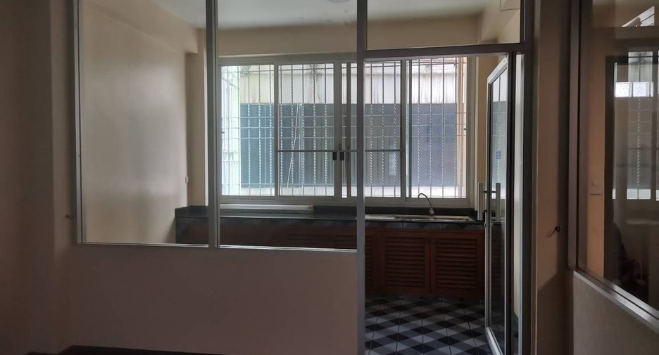 For rent 4 bedrooms townhouse in Bang Rak, Bangkok