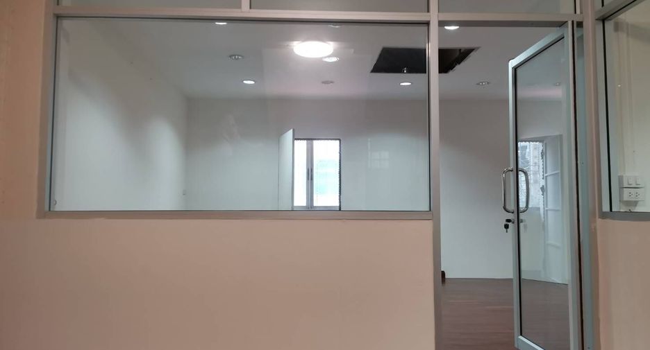 For rent 4 bedrooms townhouse in Bang Rak, Bangkok