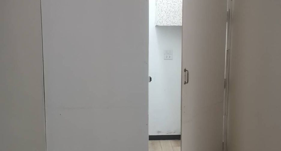 For rent 4 bedrooms townhouse in Bang Rak, Bangkok