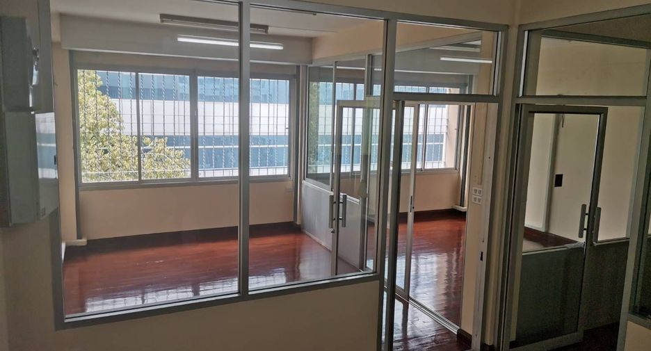 For rent 4 bedrooms townhouse in Bang Rak, Bangkok