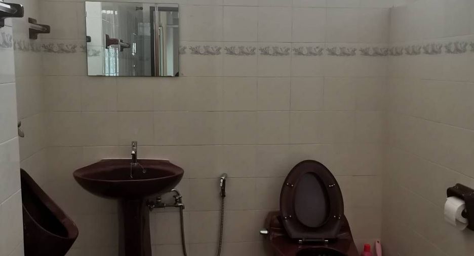 For rent 4 bedrooms townhouse in Bang Rak, Bangkok