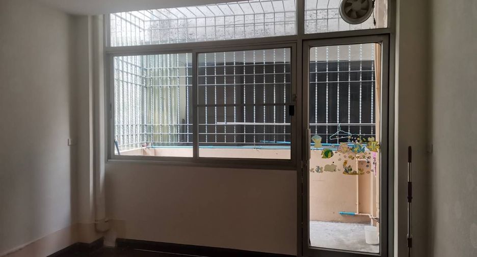 For rent 4 bedrooms townhouse in Bang Rak, Bangkok