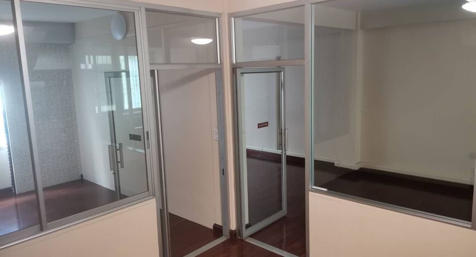 For rent 4 bedrooms townhouse in Bang Rak, Bangkok
