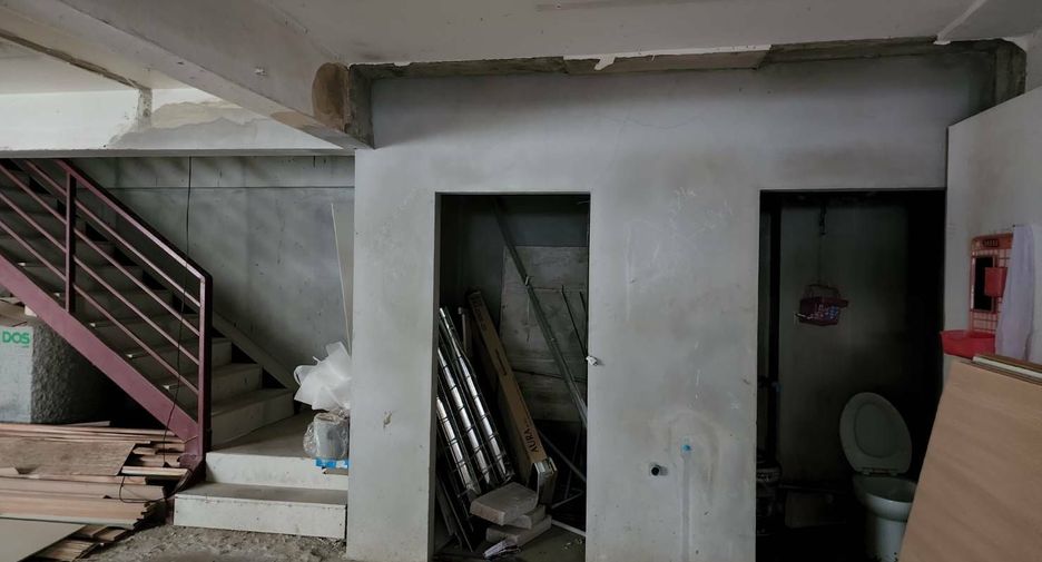 Casa adosada en venta y en alquiler de 8 habitaciones en Watthana, Bangkok