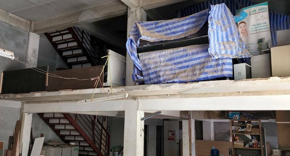 Casa adosada en venta y en alquiler de 8 habitaciones en Watthana, Bangkok