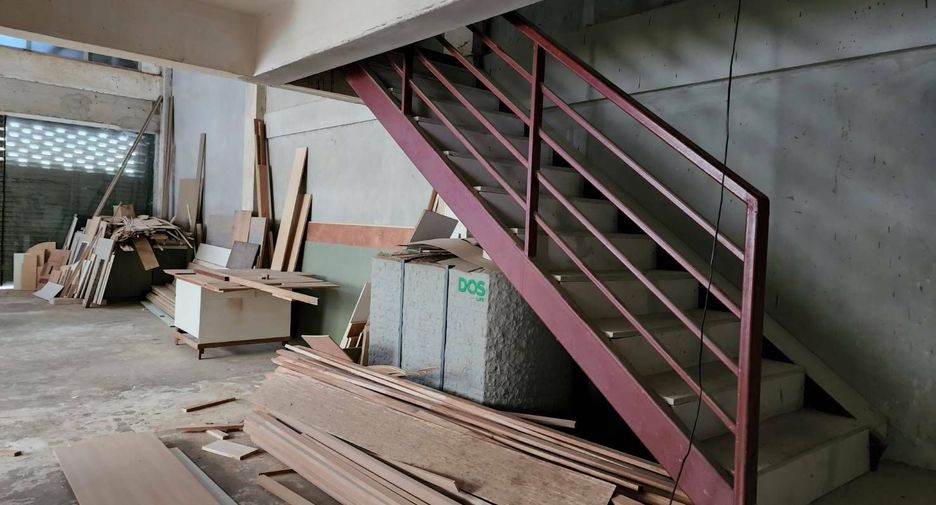 Casa adosada en venta y en alquiler de 8 habitaciones en Watthana, Bangkok