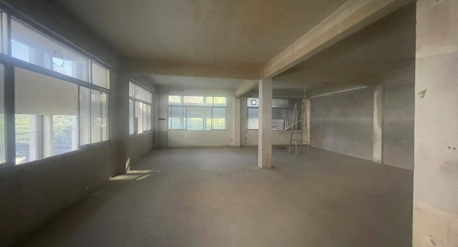 Casa adosada en venta y en alquiler de 8 habitaciones en Watthana, Bangkok