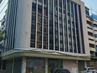 Casa adosada en venta y en alquiler de 8 habitaciones en Watthana, Bangkok