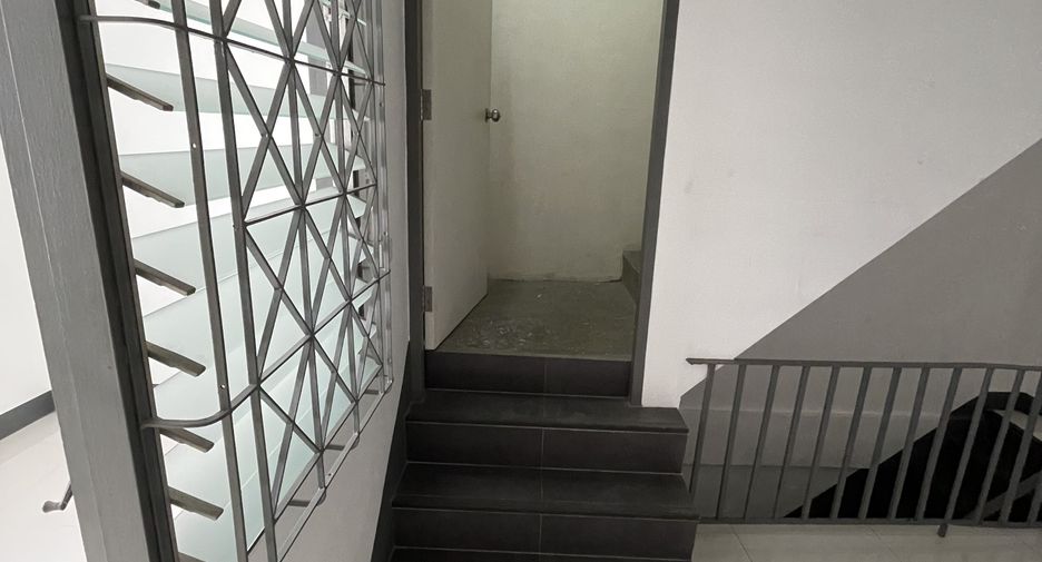 For sale studio townhouse in Khlong San, Bangkok