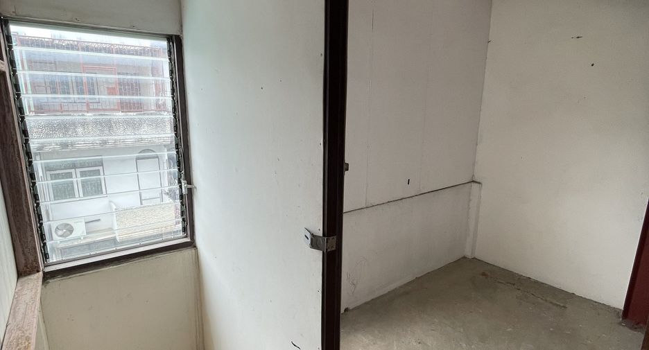 For sale studio townhouse in Khlong San, Bangkok