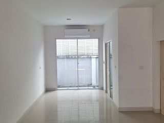 For rent 3 bedrooms townhouse in Chom Thong, Bangkok
