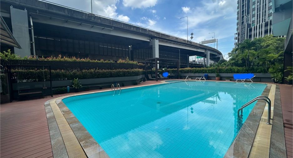 For rent 2 bedrooms condo in Watthana, Bangkok