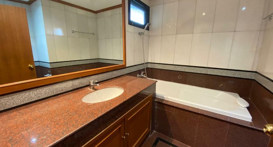 For rent 2 bedrooms condo in Yan Nawa, Bangkok