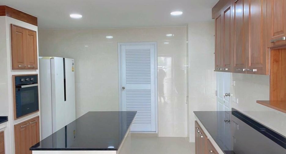 For rent 2 bedrooms apartment in Khlong Toei, Bangkok