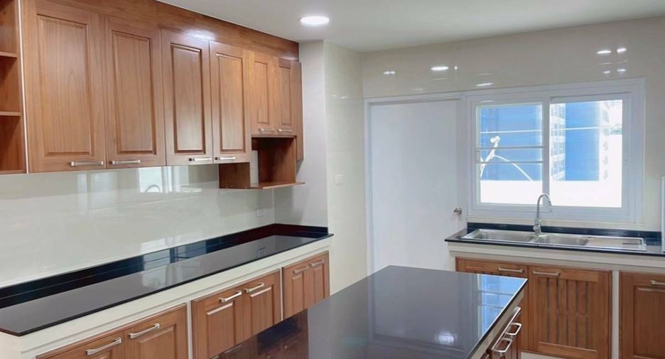 For rent 2 bedrooms apartment in Khlong Toei, Bangkok