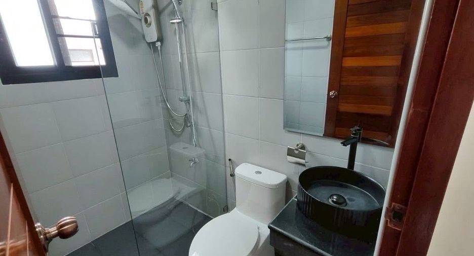 À louer 4 chambres maison à Lat Phrao, Bangkok