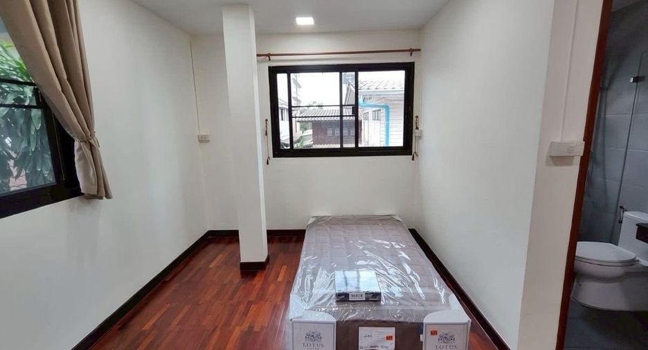 À louer 4 chambres maison à Lat Phrao, Bangkok