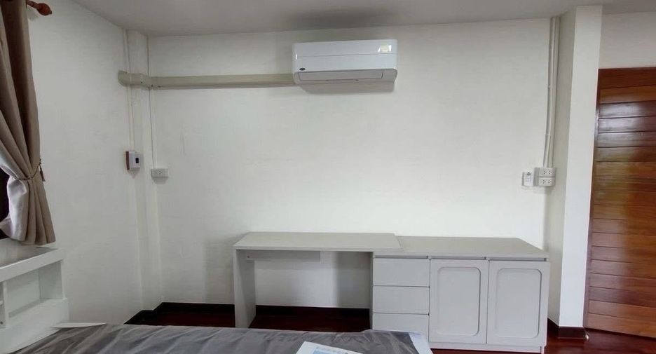À louer 4 chambres maison à Lat Phrao, Bangkok