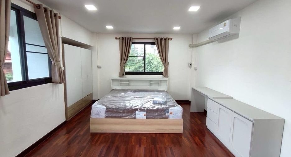 À louer 4 chambres maison à Lat Phrao, Bangkok